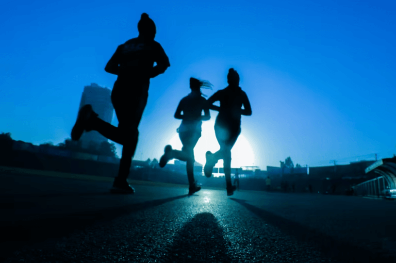 imaginea oamenilor alergând